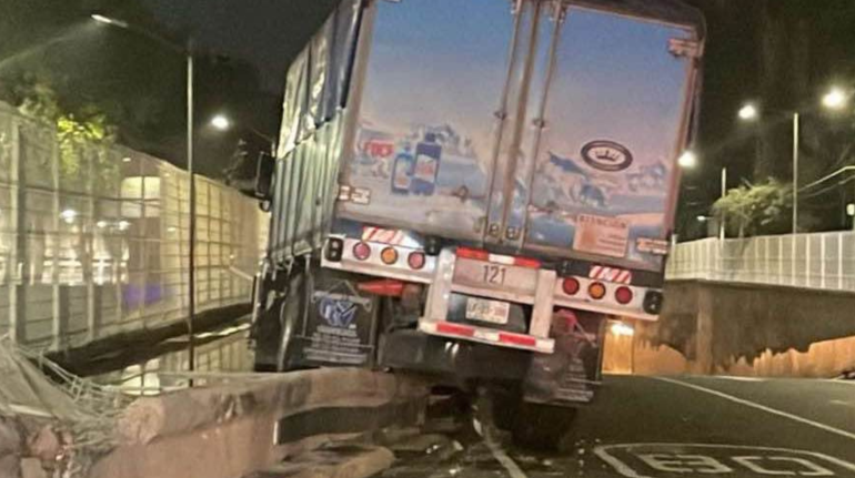 Camión cargado de jabón se impacta contra muro en San Antonio Abad