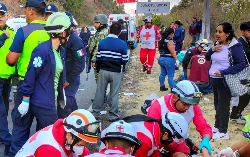 Entregan a familiares los cuerpos de 12 peregrinos tras accidente en Malinalco