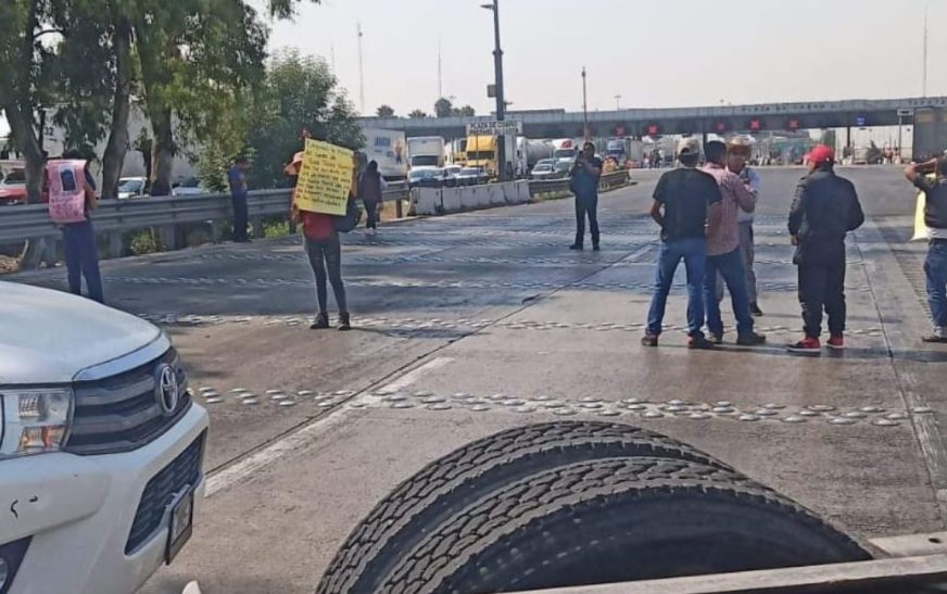 Manifestantes bloquean caseta de Tepotzotlán