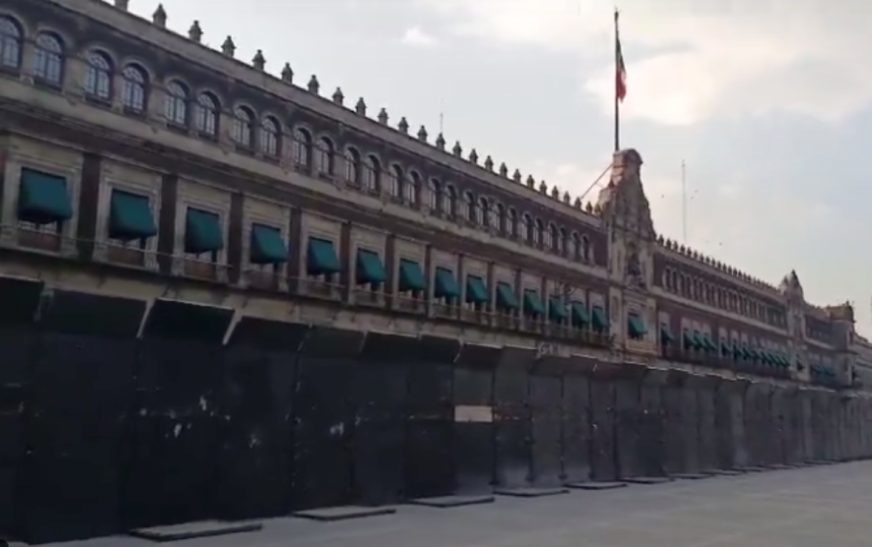 Por posibles provocadores en protestas de Ayotzinapa, AMLO justifica blindaje a Palacio Nacional
