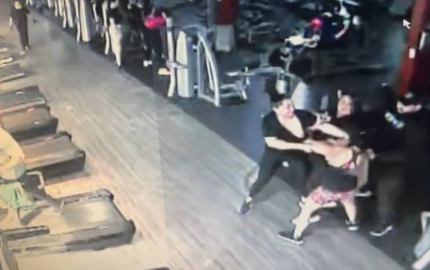 A mordidas, mujer arranca dedo a otra mujer en gimnasio de Monterrey