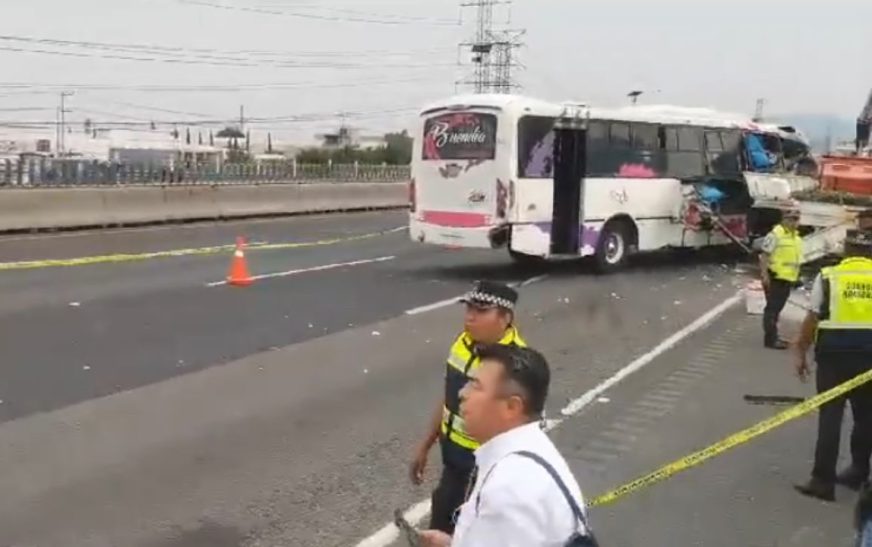 Autobús choca contra grúa en la México-Pachuca; hay un muerto y tres heridos