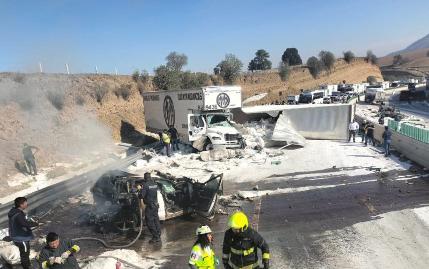 Accidente en la México-Puebla deja tráiler volcado y auto calcinado; hay 1 muerto y heridos