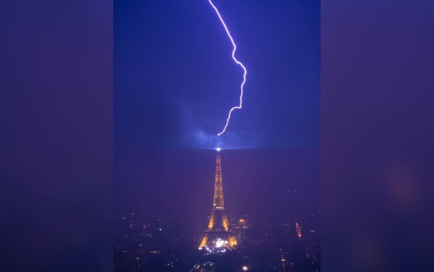 Rayo pega a Torre Eiffel durante tormenta eléctrica en París