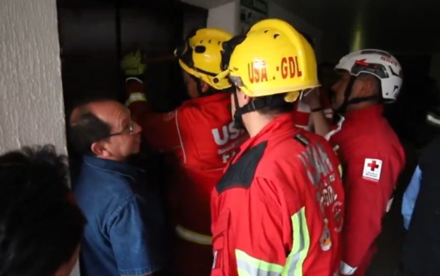 Elevador colapsa desde quinto piso con 10 atletas en Guadalajara