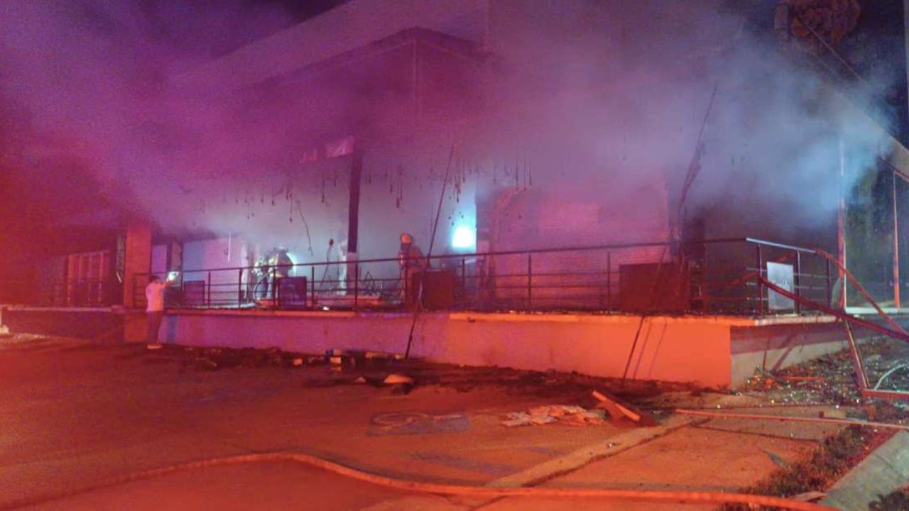 Incendio consume bar de Colima; indagan si fue provocado