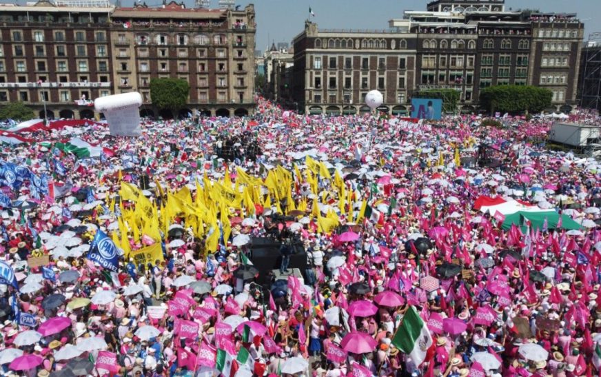 Marea Rosa concentra a 95 mil personas en el Zócalo