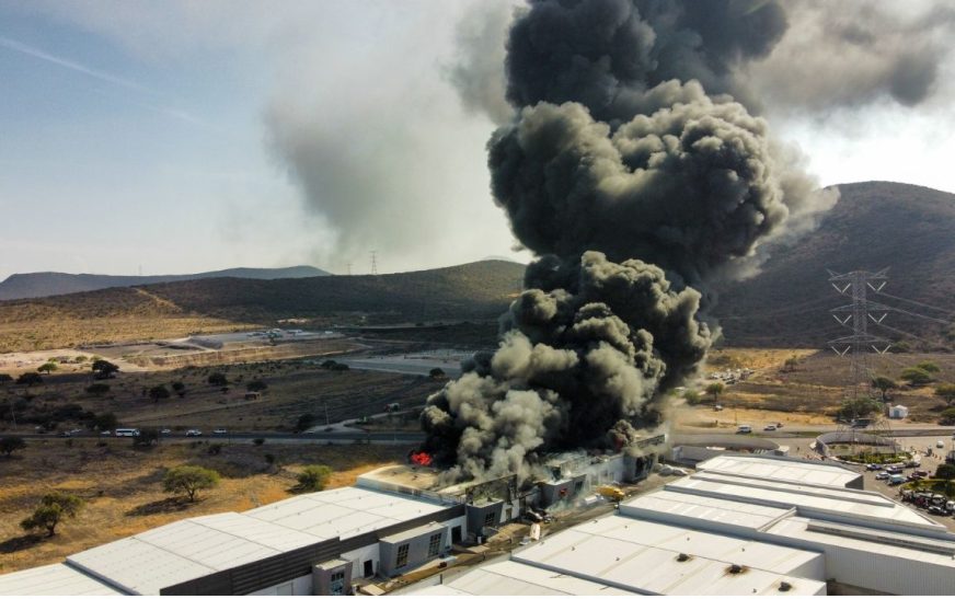 Fuerte incendio consume nave industrial en Parque Pyme Querétaro