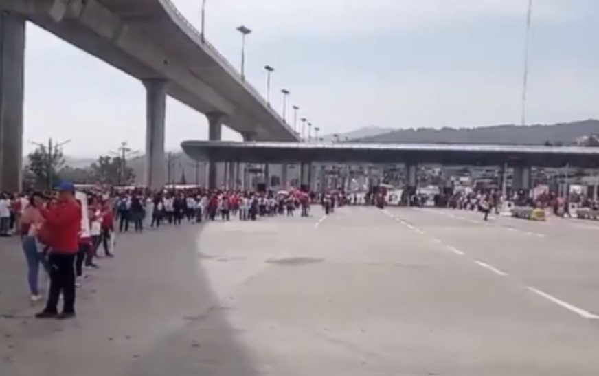 Miembros de la CNTE toman caseta en Autopista México-Cuernavaca