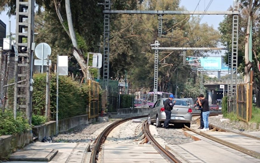 Conductor se mete a vías del Tren Ligero