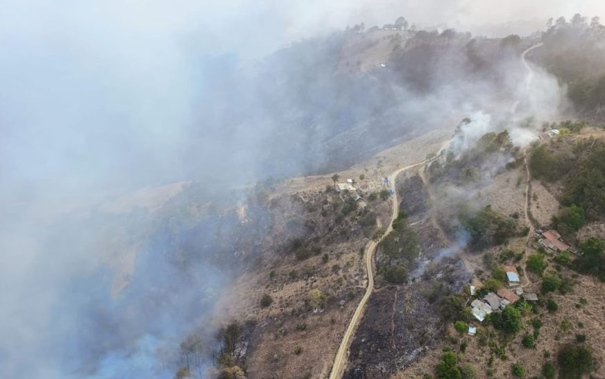 Incendio forestal en Zacatlán obliga a suspender clases en escuelas de Puebla