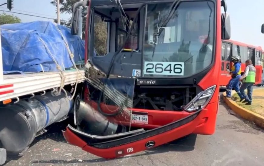 Accidente de Metrobús en avenida Eduardo Molina deja siete heridos