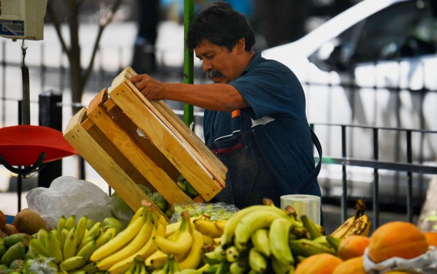 AMLO celebra avances en la reducción de la pobreza laboral en México