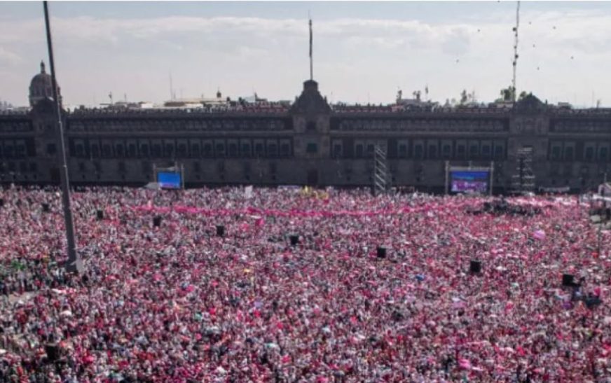 AMLO dice que sí se tiene que izar bandera en marcha de Marea Rosa el domingo