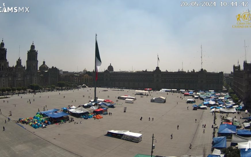 AMLO pide a CNTE quitar plantón en Zócalo antes de cierre de campaña de Sheinbaum