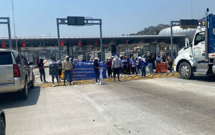 Normalistas toman la caseta de Tlalpan en la México-Cuernavaca