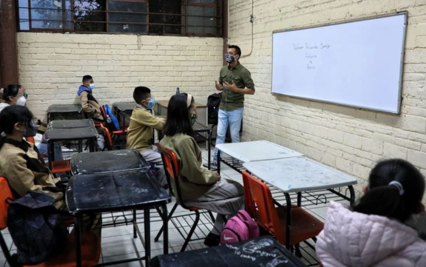 En el Día del Maestro, AMLO anuncia aumento salarial del 10% para docentes