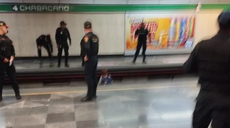 Mujer cae al paso del tren en la estación Chabacano de la Línea 8 del Metro