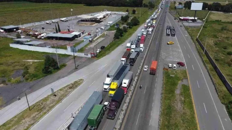 ‘Colapsa’ Autopista México-Puebla por cierre de carriles