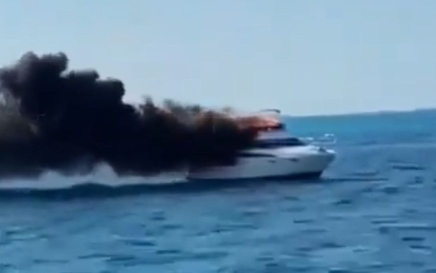 Se incendia yate en Isla Mujeres en mar Caribe; rescatan a 10 personas