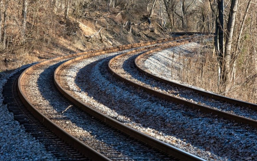 Mujer salva a su hijo de ser arrollado por tren; ella muere