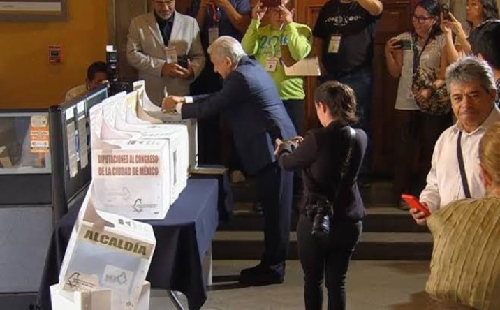 López Obrador vota con Beatriz Gutiérrez en casilla del Centro Histórico