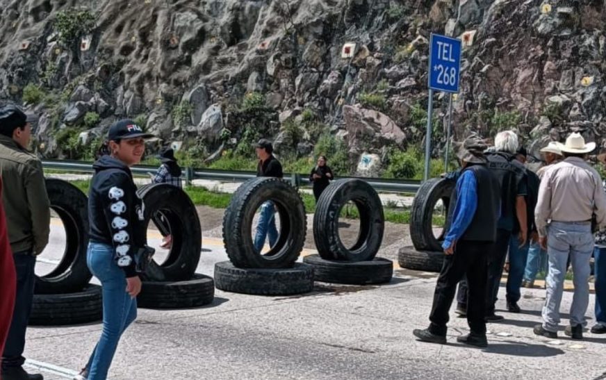 Ejidatarios bloquean la autopista Arco Norte