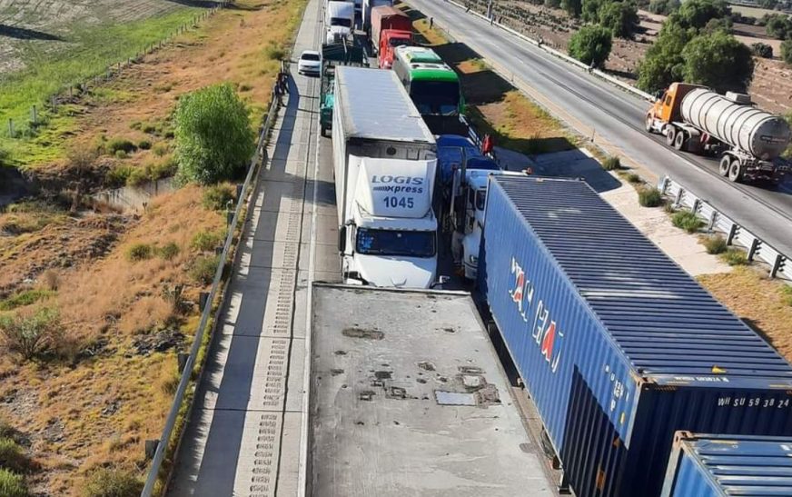 Bloqueo en Arco Norte suma más de 26 horas; hay desesperación entre transportistas