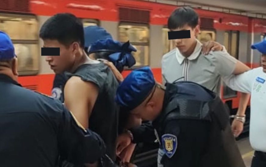 Policías auxiliares detienen a dos por robo de cartera con 3 mil pesos en el Metro