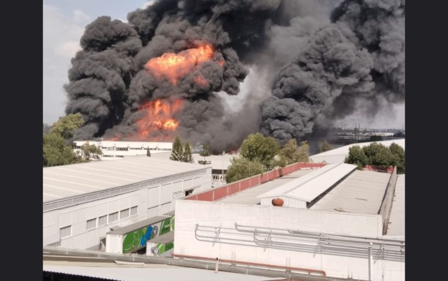 Se registra fuerte incendio en fábrica de plásticos en Ecatepec