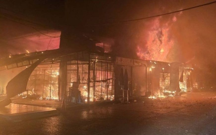 Incendio en mercado de mascotas en Bangkok deja cientos de animales muertos