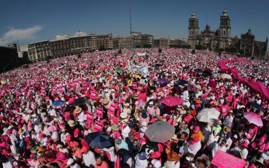 Pide AMLO a Marea Rosa que “le echen ganas“ y se repongan