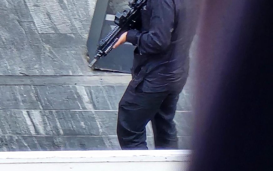 Filtran fotografía de sujeto armado con rifle de asalto durante balacera en la Plaza Andares de Zapopan, Jalisco
