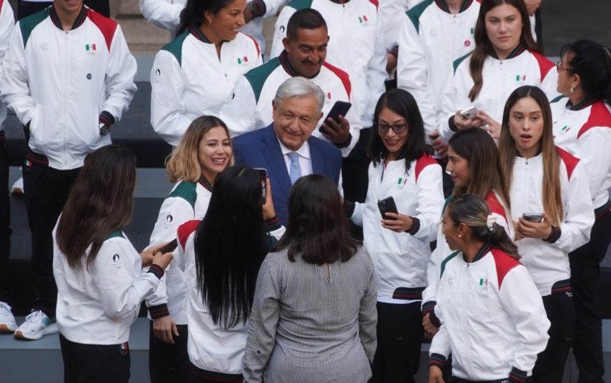 Promete AMLO “recompensa” a delegación de México que va a olímpicos de París