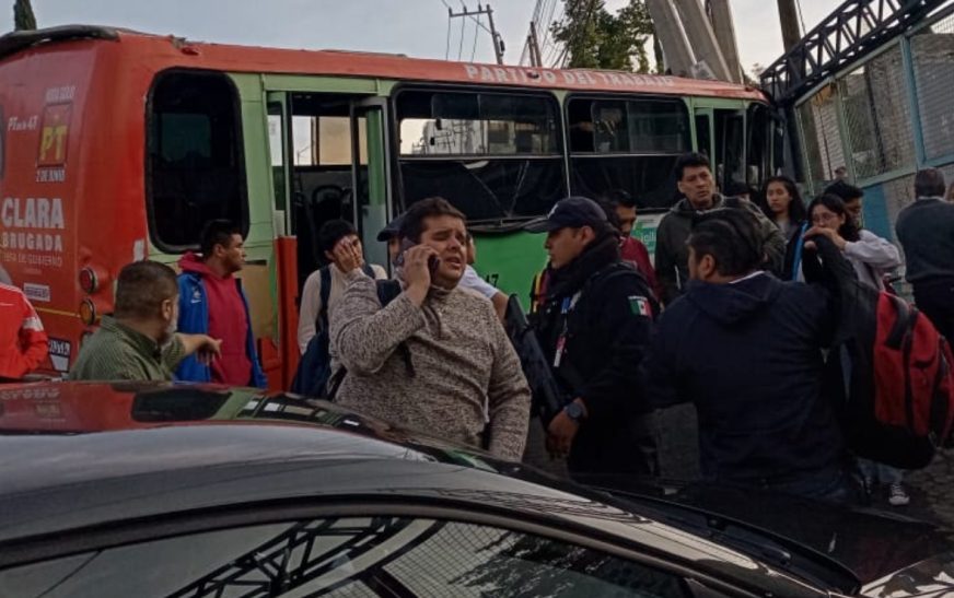 Autobús con pasajeros se estrella contra poste dejando 18 lesionados en AO