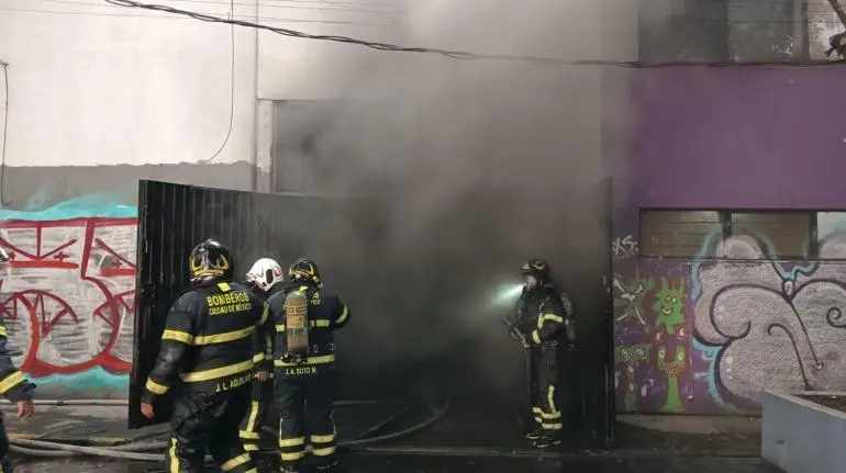 Por incendio en inmueble de la Colonia Buenos Aires, evacúan a 130 personas