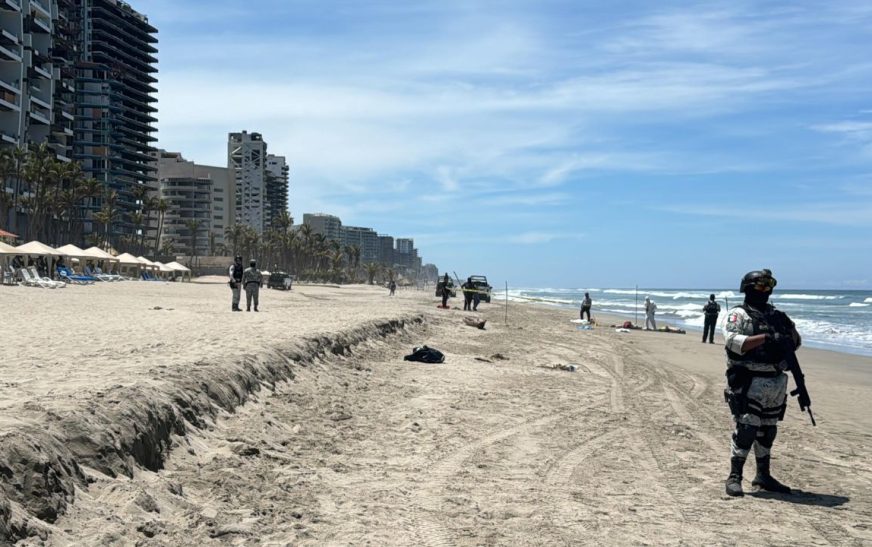 Olas del mar arrastran dos cuerpos hasta playa Revolcadero en Acapulco