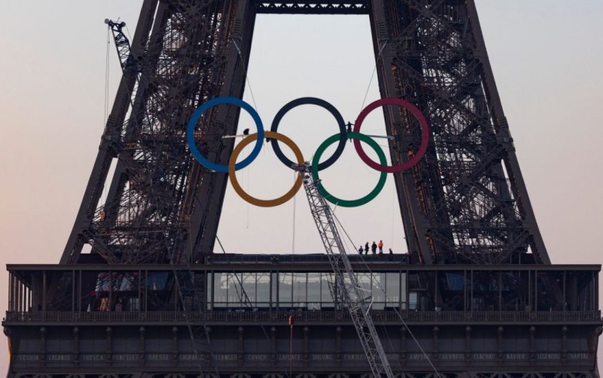 Los anillos olímpicos ya lucen en la Torre Eiffel