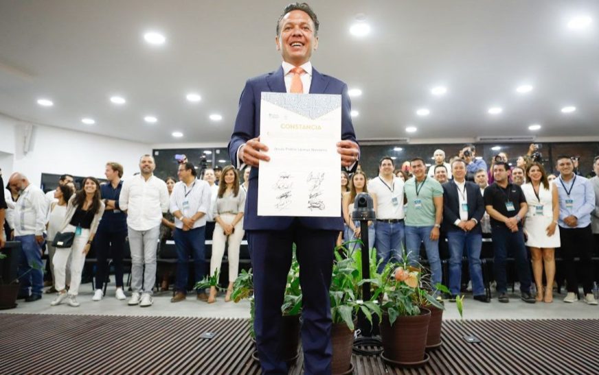 Pablo Lemus recibe constancia como gobernador electo de Jalisco