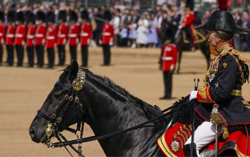 Princesa Ana de Inglaterra, hospitalizada tras ser golpeada por un caballo