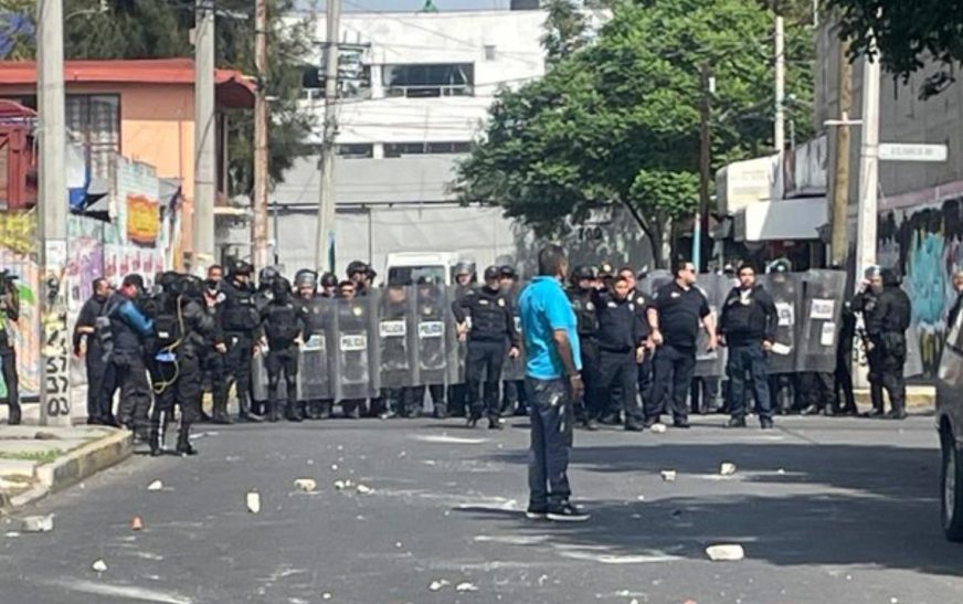 Riña entre vecinos y policías en Iztapalapa deja un muerto y tres agentes heridos