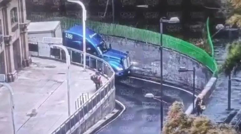 Tráiler queda atorado en bajo puente de Fray Servando, en la Cuauhtémoc