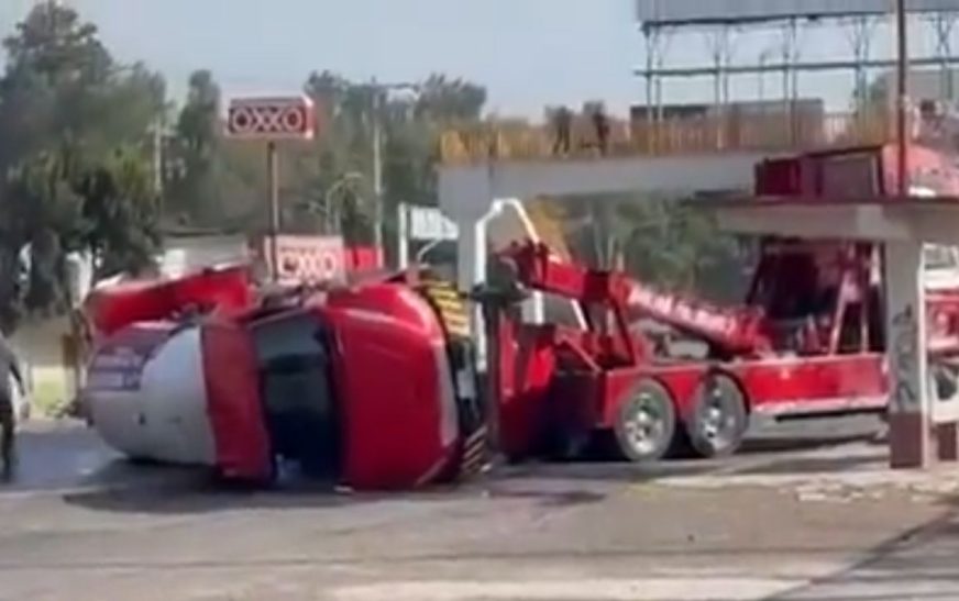 Vuelca pipa con gas LP en carretera México-Pachuca; no hay lesionados