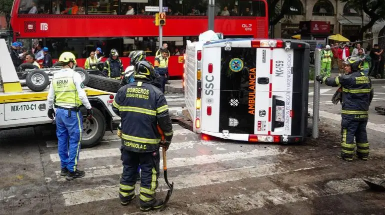 Cuatro heridos deja volcadura de ambulancia sobre Paseo de la Reforma