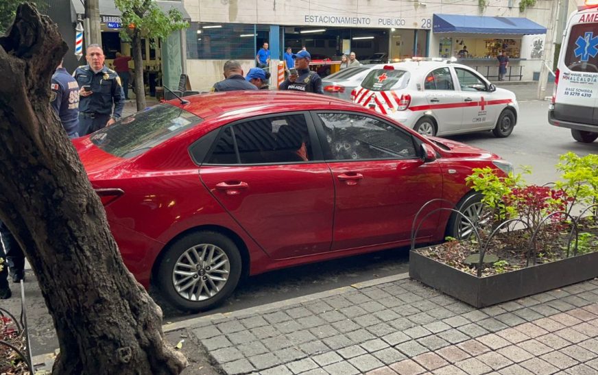 Balean a tripulantes de vehículo en calles de la colonia Anzures