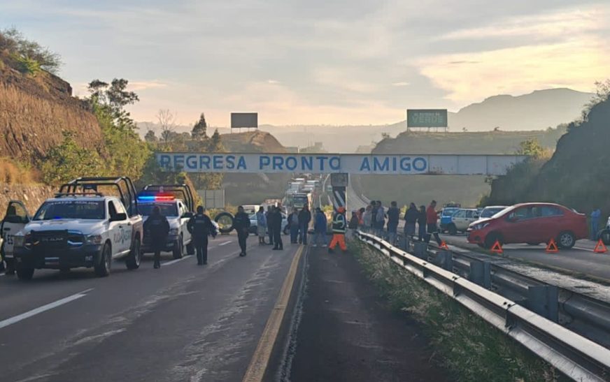 Caos por bloqueos de taxistas en autopista hacia Atlixco