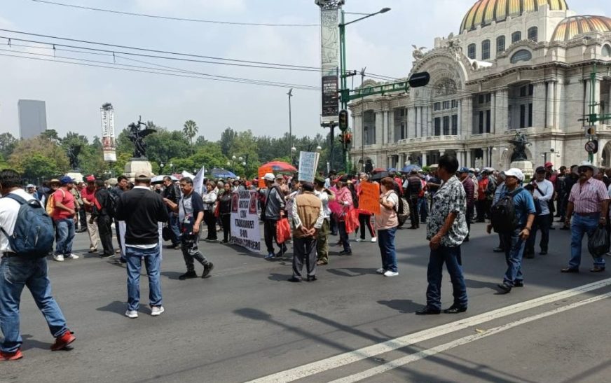 Manifestantes bloquean Eje Central y Av. Juárez