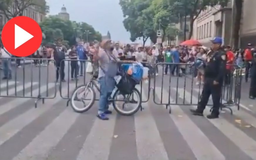 Vendedor de tacos de canasta agredió con salsa y taquitos a un policía en el Zócalo