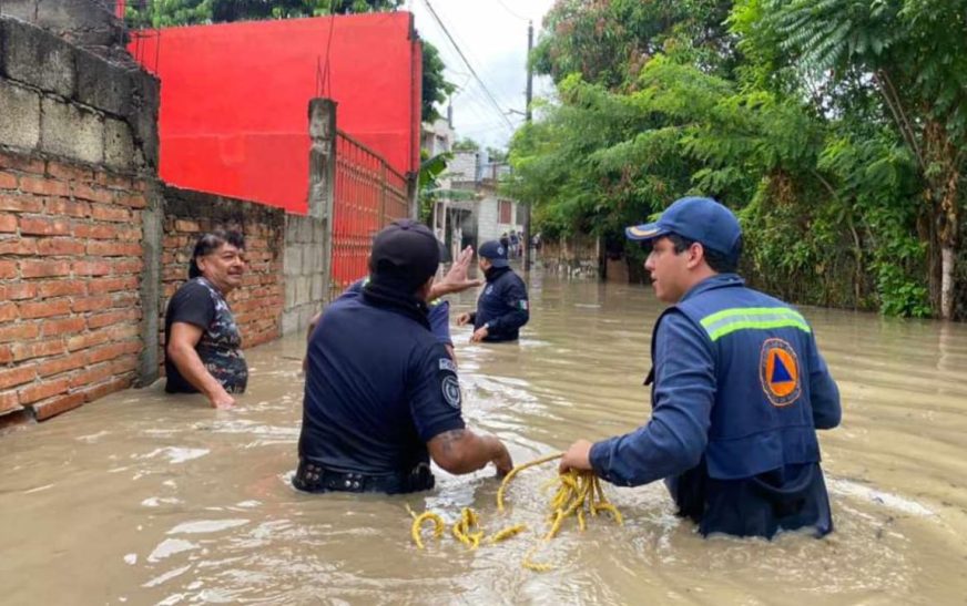 Por desbordamiento de Río Cazones, evacuan zona en Poza Rica