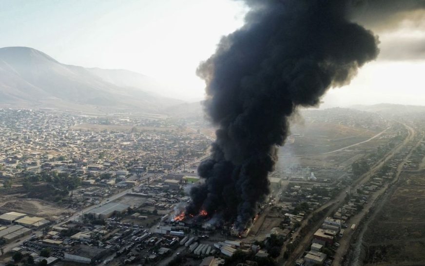 Incendio arrasa con tres naves industriales en Tijuana